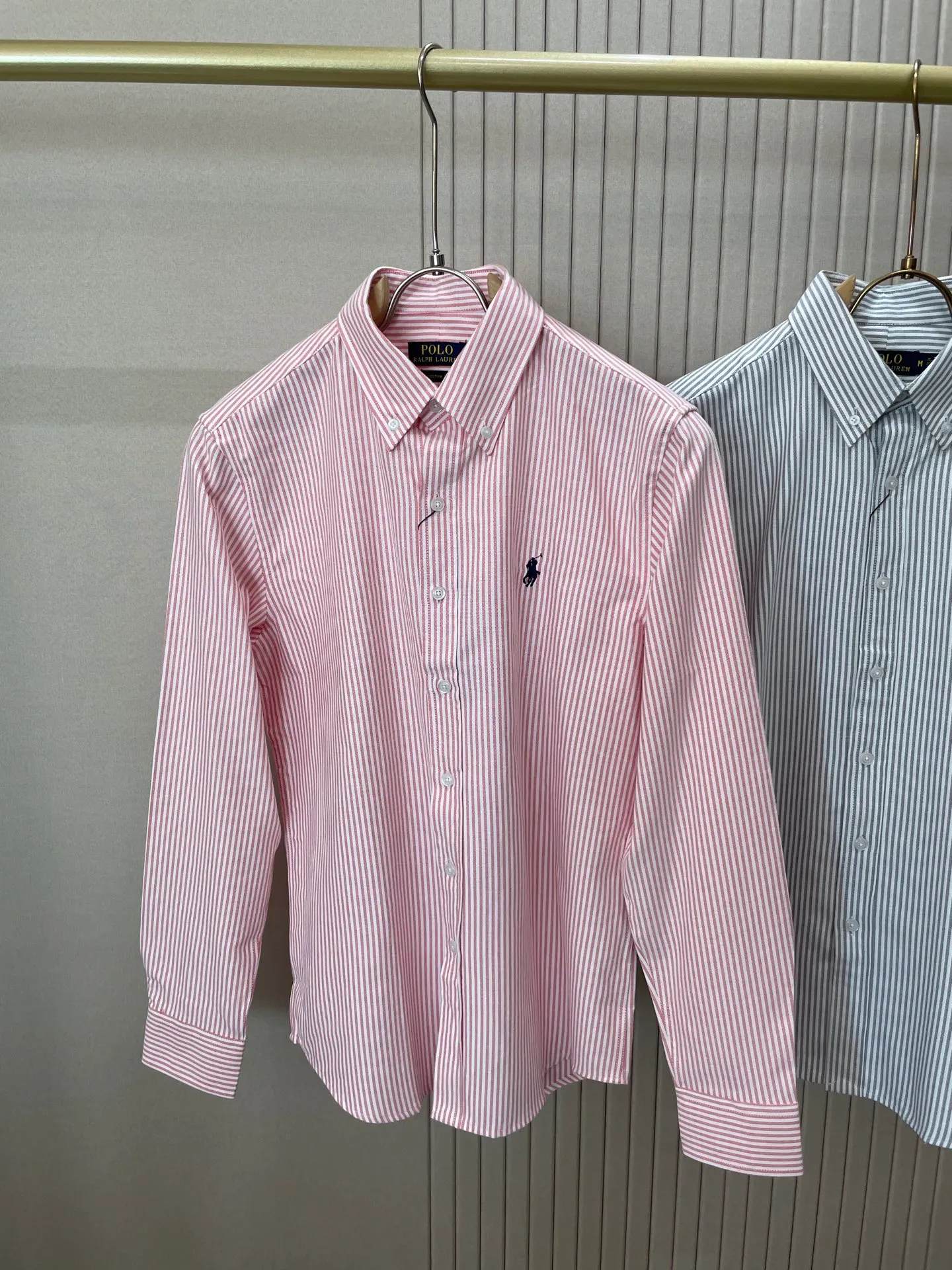 P220 🌸🌸🌸 POLO Ralph Lauren [High Quality] Classic shirt! The classic casual shirt made of pure cotton Oxford cloth has a unique design. It has a simple, clean and classic silhouette design. It is a versatile style that can be switched at will. The fabric feels soft and delicate, highly breathable, and is close to the skin and comfortable to wear. It can be worn alone as an inner layer. Its versatile performance is beyond your imagination! The upper body of the ready-to-wear is simple and classic yet elegant! Size:M-XXL